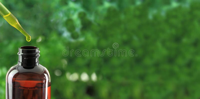 Tropfenzähler über Flasche des ätherischen Öls stockfotografie Tropfenzähler über Flasche des ätherischen Öls stockfotografie