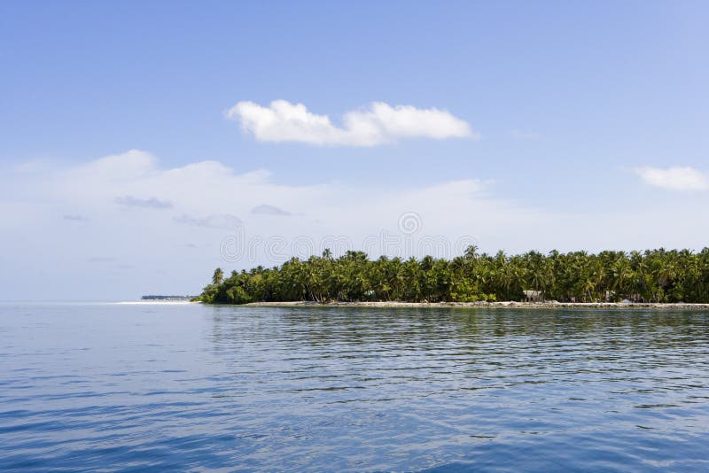 Tropischen Insel von der Meerseite.