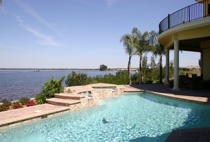 Tropický ráj na voda, zobrazené bazén, kruhový balkón, a palma stromy.