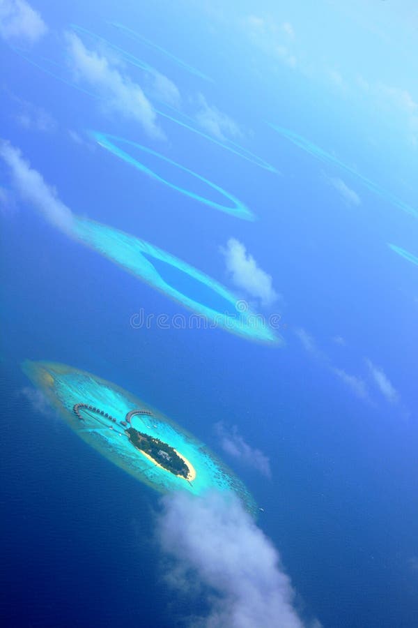 Veduta aerea di un piccolo resort alle Maldive.