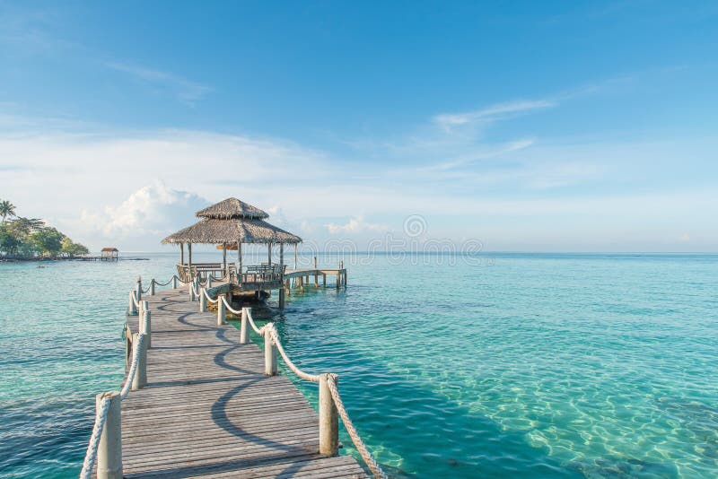 Tropikalna buda i drewniany most przy wakacyjnym kurortem plażowi Formentera wyspy kobiety potomstwa Tropikalna buda i drewniany most przy wakacyjnym kurortem plażowi Formentera wyspy kobiety potomstwa