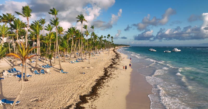 Tropikalna plaża karaibskie morze wschód słońca nad punta cana dominican republikański krajobraz powietrzny