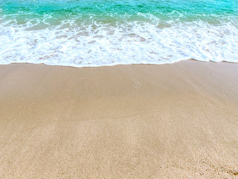 Tropikalna plaża ma piękny piasek i fale prane na brzeg. piękna turkusowa woda z kopią. tło i tło.
