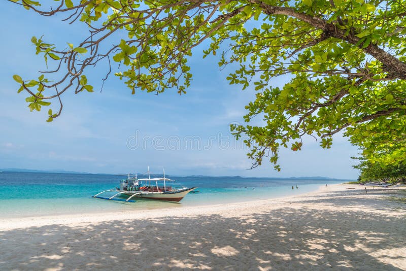 Tropikalna plaża z łodziami na Dibutonay wyspie, Busuanga zdjęcia royalty free Tropikalna plaża z łodziami na Dibutonay wyspie, Busuanga zdjęcia royalty free