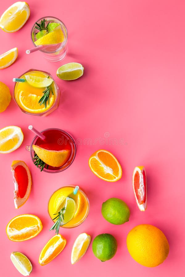 Tropikalny owocowy koktajl z alkoholem Szkło z napojem blisko pomarańcz, wapna i rozmarynów na różowym tle, grapefruitowy, obrazy royalty free Tropikalny owocowy koktajl z alkoholem Szkło z napojem blisko pomarańcz, wapna i rozmarynów na różowym tle, grapefruitowy, obrazy royalty free