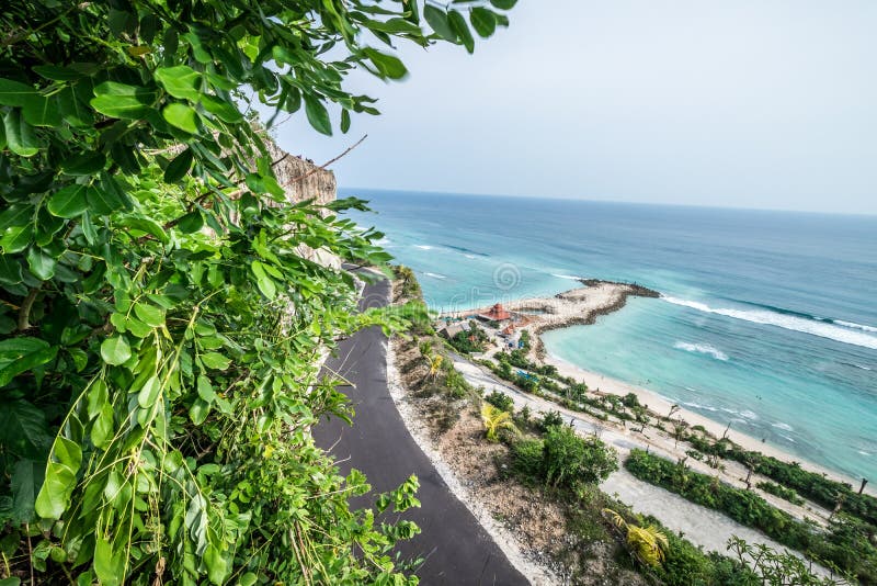 Tropisch eilandlandschap, oceaan op een bacakground Mooie mening van de klip aan het kust Openluchtlandschap, Bali stock foto Tropisch eilandlandschap, oceaan op een bacakground Mooie mening van de klip aan het kust Openluchtlandschap, Bali stock foto
