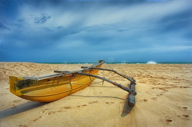Tropisch strand met vissersboot stock afbeeldingen Tropisch strand met vissersboot stock afbeeldingen