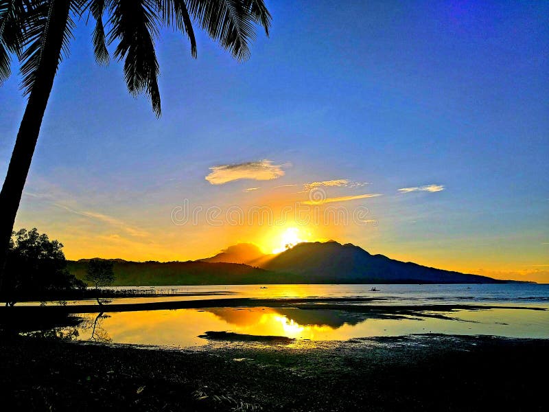 Tropisch Zonsopgangsilhouet en een het Nadenken Overzees royalty-vrije stock fotografie Tropisch Zonsopgangsilhouet en een het Nadenken Overzees royalty-vrije stock fotografie