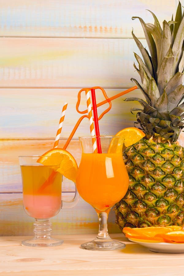Tropische cocktails met vers fruit royalty-vrije stock foto Tropische cocktails met vers fruit royalty-vrije stock foto