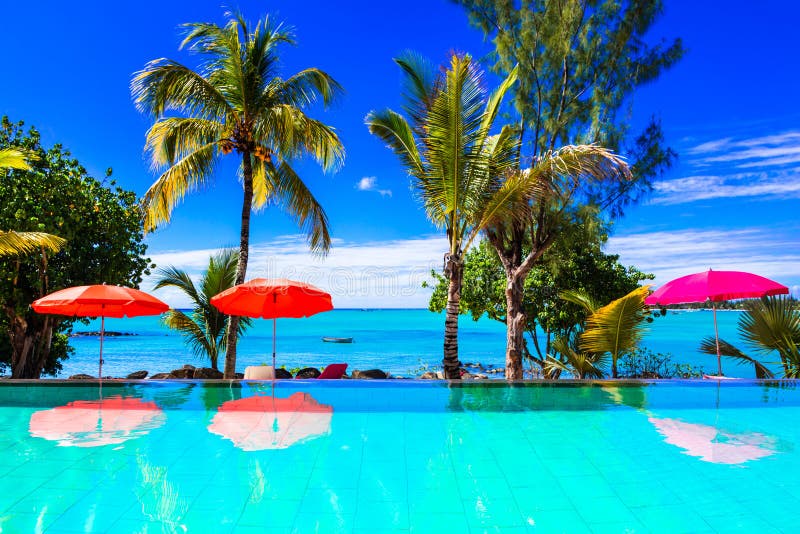 Tropische Ferien - Türkisschwimmenpool mit Seeansicht mauritius stockbilder Tropische Ferien - Türkisschwimmenpool mit Seeansicht mauritius stockbilder