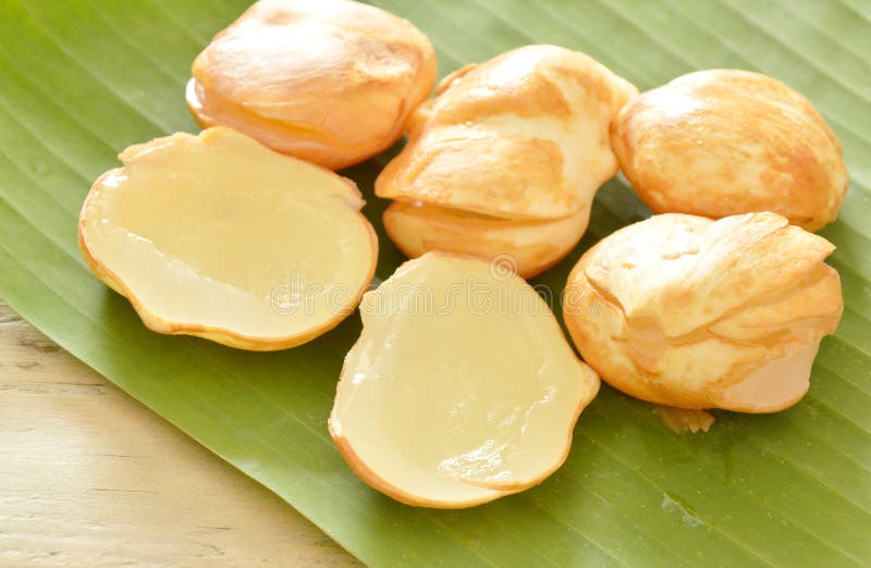 Tropische Frucht der Toddypalme auf Bananenblatt lizenzfreie stockfotos Tropische Frucht der Toddypalme auf Bananenblatt lizenzfreie stockfotos