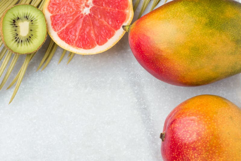 Tropischer Natur-Hintergrund-reife saftige rote Mango-Scheiben von Pampelmusen-Kiwi Spiky Green Yellowish Palm-Blatt Gesunder Nah lizenzfreies stockfoto Tropischer Natur-Hintergrund-reife saftige rote Mango-Scheiben von Pampelmusen-Kiwi Spiky Green Yellowish Palm-Blatt Gesunder Nah lizenzfreies stockfoto