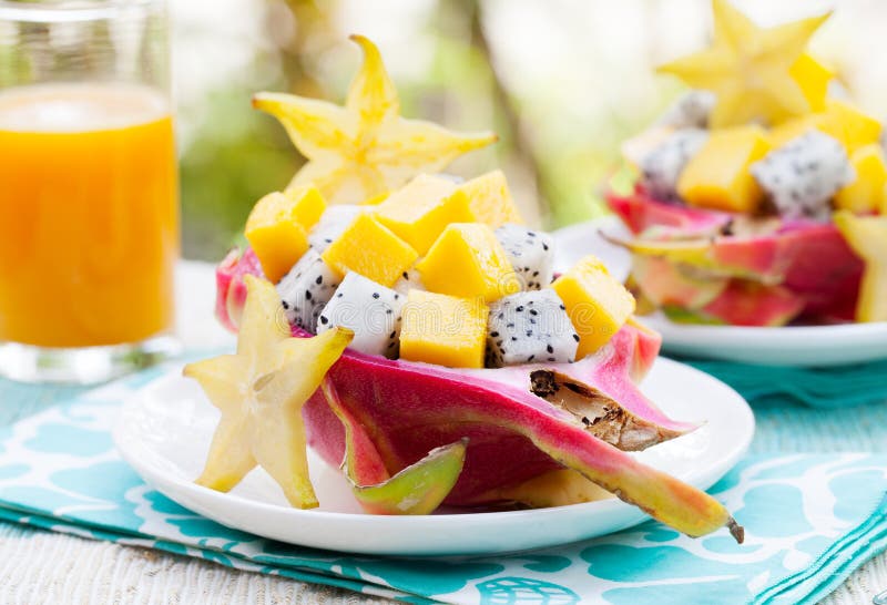 Tropischer Obstsalat Im Pitahaya, Mango, Dracheobstschalen Mit Einem ...