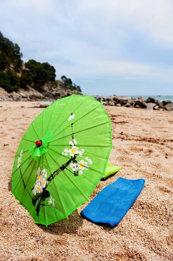 Tropischer Sonnenschirm am Strand Stockbild - Bild von ferien, blau:  16445001