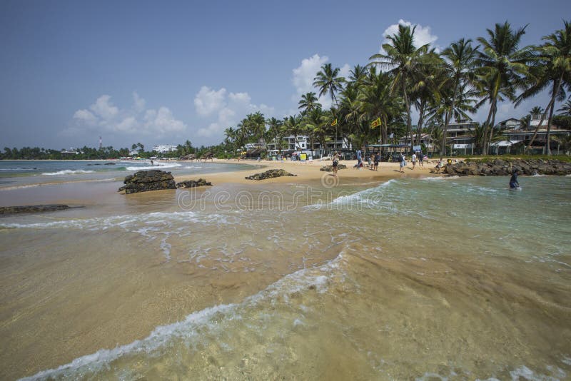 Tropischer Strand in Der Stadt Von Mirissa, Sri Lanka Redaktionelles