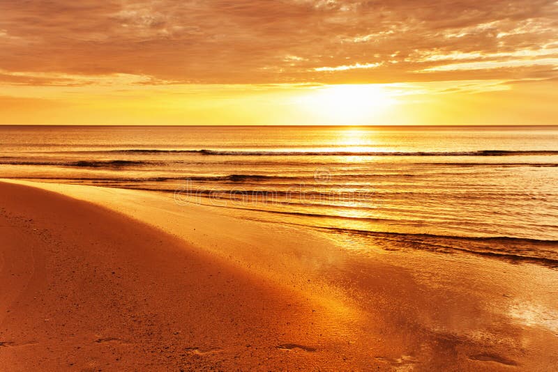 Tropischer Strand am Sonnenuntergang.