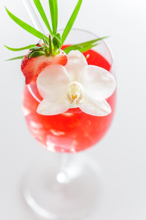 Tropisches Cocktail des bunten Sommers in einem Glas mit Eiswürfeln, sli lizenzfreie stockfotos Tropisches Cocktail des bunten Sommers in einem Glas mit Eiswürfeln, sli lizenzfreie stockfotos
