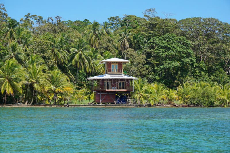 Tropisches Haus und Vegetation der karibischen Ufergegend