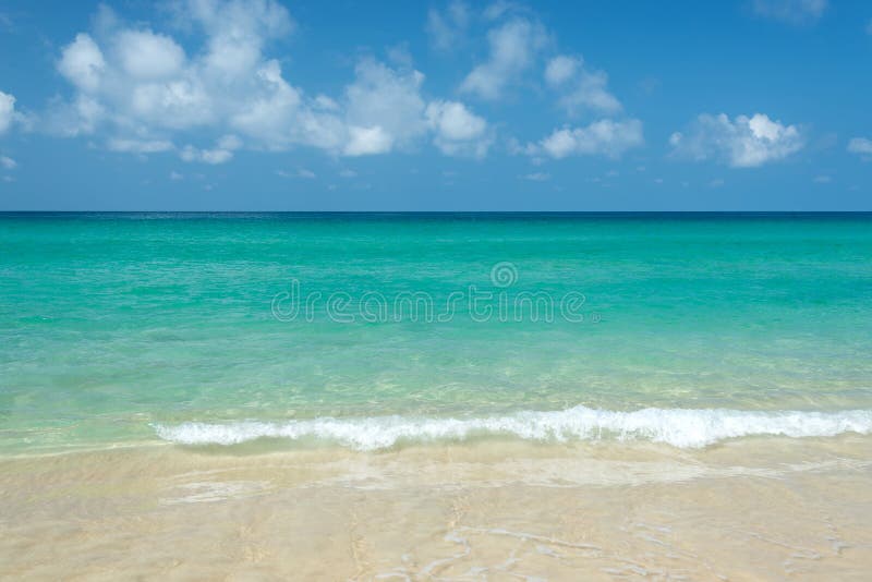 Tropisches Meer mit blauem Himmel und Wolken lizenzfreie stockfotografie Tropisches Meer mit blauem Himmel und Wolken lizenzfreie stockfotografie