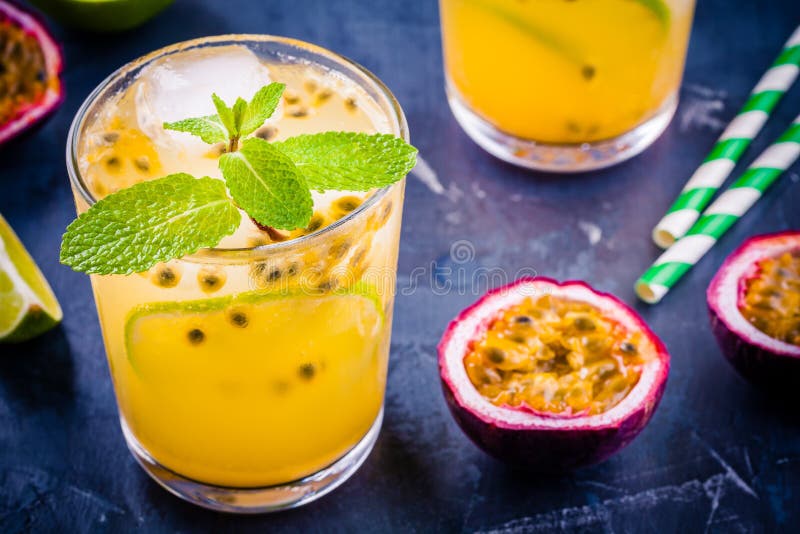 Tropisk coctail med den passionfrukt, limefrukt och mintkaramellen royaltyfri foto Tropisk coctail med den passionfrukt, limefrukt och mintkaramellen royaltyfri foto