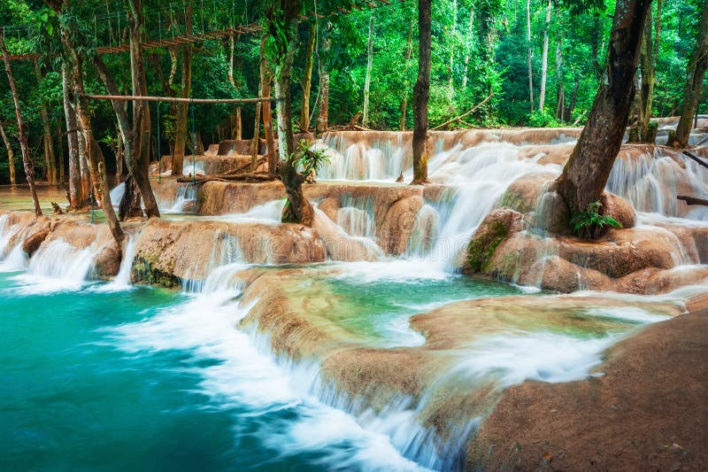 Tropisk regnskog med den Kuang Si kaskadvattenfallet laos luangprabang