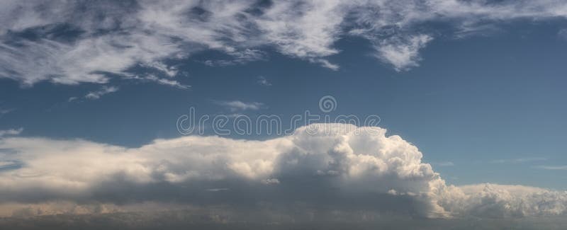 Tropisk stormmoln bildande panorama royaltyfria foton