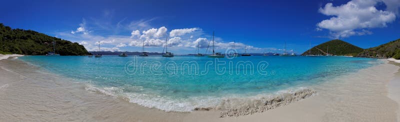 Tropisk strand i den brittiska jungfruliga ön & x28; BVI& x29; , Karibiskt fotografering för bildbyråer Tropisk strand i den brittiska jungfruliga ön & x28; BVI& x29; , Karibiskt fotografering för bildbyråer