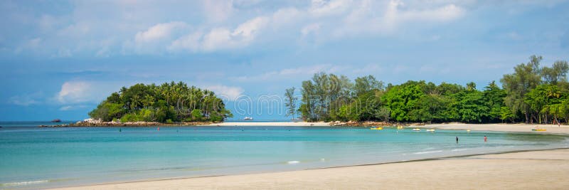 Tropisk strand på Bintan ösemesterorter Indonesien royaltyfri foto Tropisk strand på Bintan ösemesterorter Indonesien royaltyfri foto