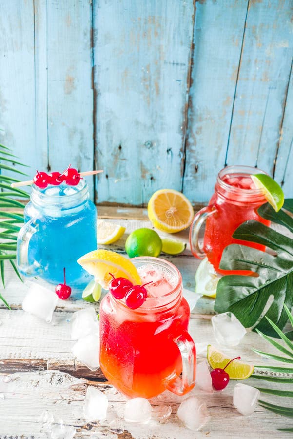 Tropiska coctailar för sommar royaltyfri fotografi Tropiska coctailar för sommar royaltyfri fotografi