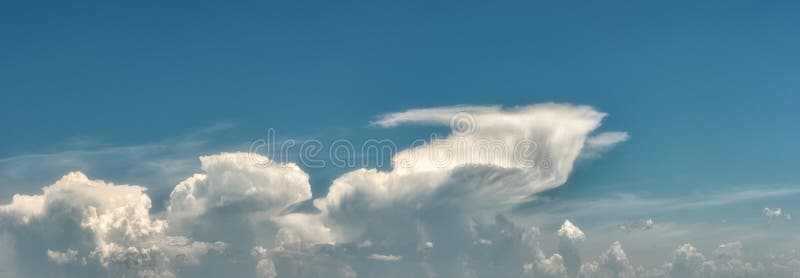 Tropiska stormmoln bildande panoramaformat royaltyfria bilder