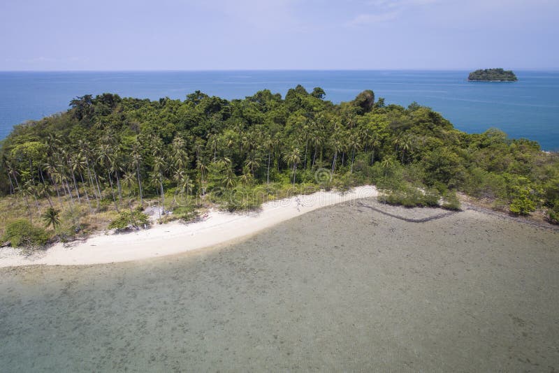 Tropiska öar med palmstrand utanför koh chang-kusten arkivbilder