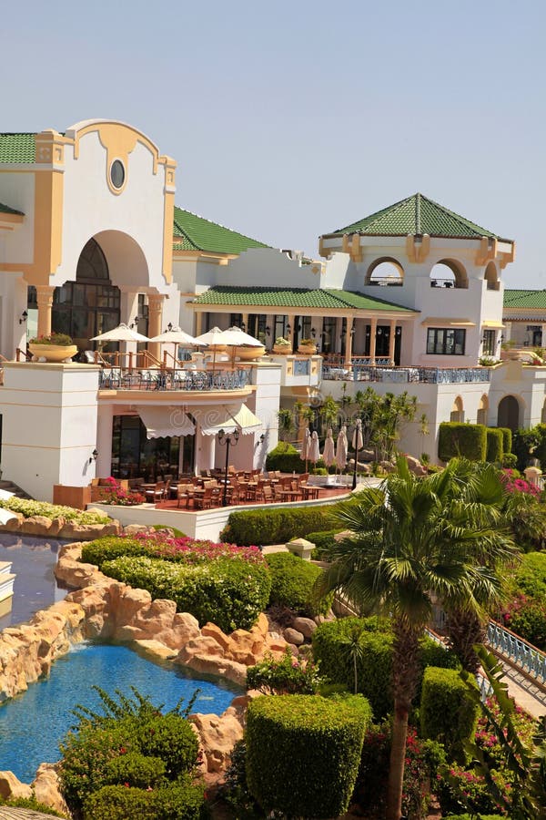 Tropiskt hotell för lyxig semesterort på Röda havetstranden i Sharm el Sheikh royaltyfri bild Tropiskt hotell för lyxig semesterort på Röda havetstranden i Sharm el Sheikh royaltyfri bild