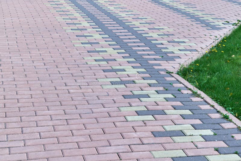 Trottoaren fodras med stenkvarter av rektangulär form royaltyfri fotografi Trottoaren fodras med stenkvarter av rektangulär form royaltyfri fotografi