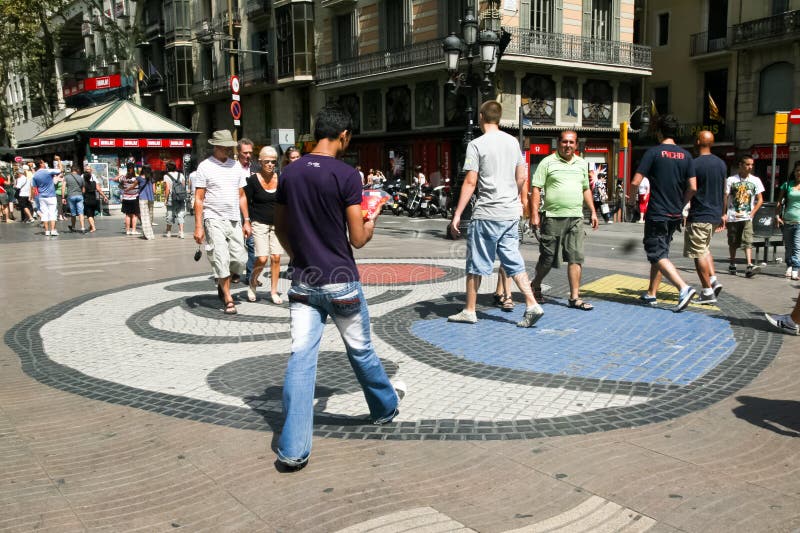 Trottoarmosaik av Joan Miro, Barcelona royaltyfri bild Trottoarmosaik av Joan Miro, Barcelona royaltyfri bild