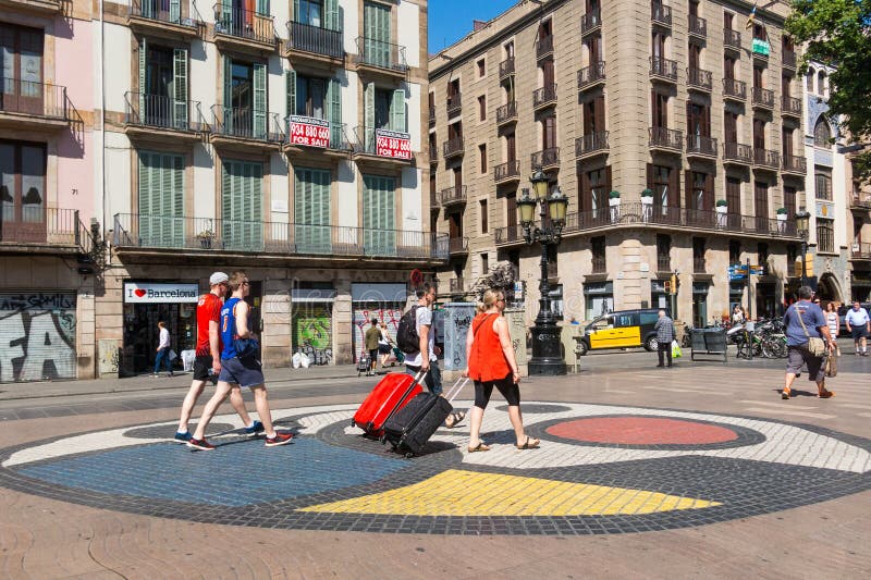Trottoarmosaik av Joan Miro på la Rambla i Barcelona, Spanien arkivbilder Trottoarmosaik av Joan Miro på la Rambla i Barcelona, Spanien arkivbilder