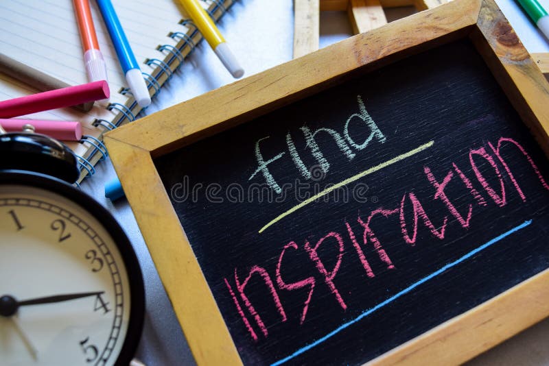 Trouvez l'inspiration sur manuscrit coloré d'expression sur le tableau, le réveil avec la motivation et les concepts d'éducation image stock Trouvez l'inspiration sur manuscrit coloré d'expression sur le tableau, le réveil avec la motivation et les concepts d'éducation image stock