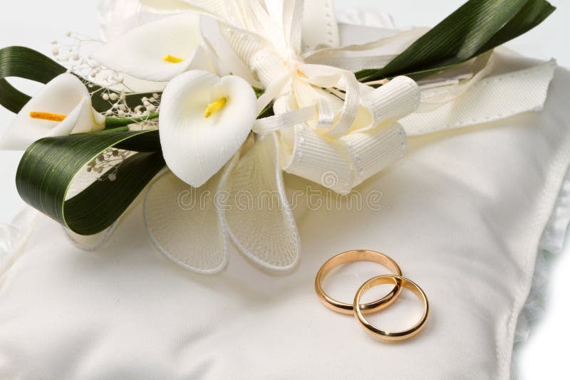 Trouwringen met calla royalty-vrije stock afbeelding Trouwringen met calla royalty-vrije stock afbeelding