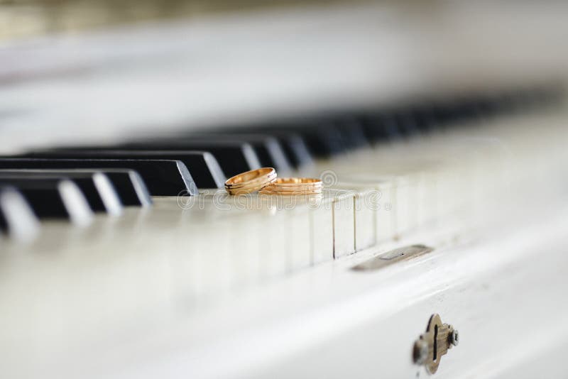Trouwringen op de piano royalty-vrije stock foto's