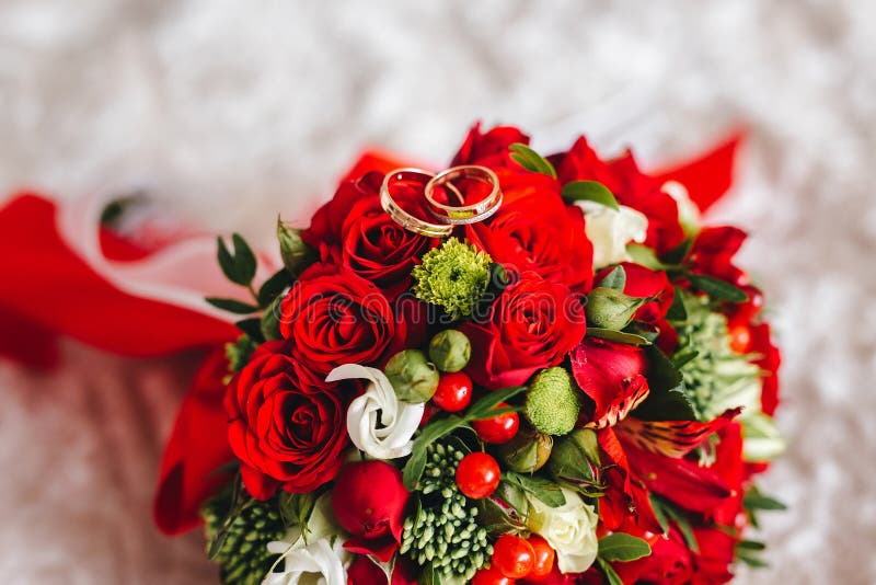 Trouwringen op het boeket royalty-vrije stock fotografie