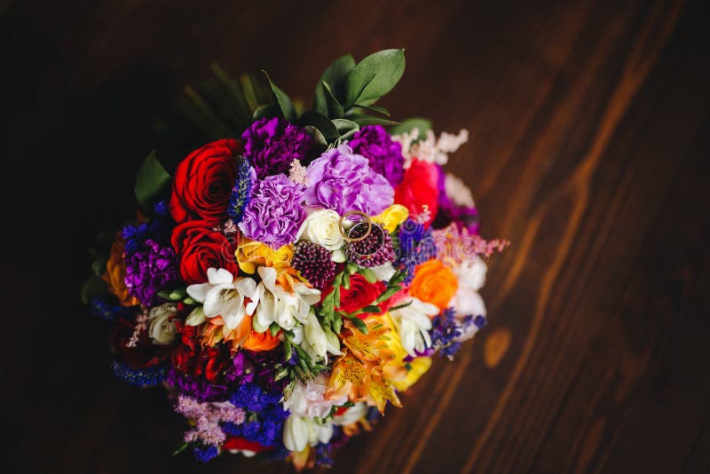 Trouwringen op het boeket royalty-vrije stock afbeelding