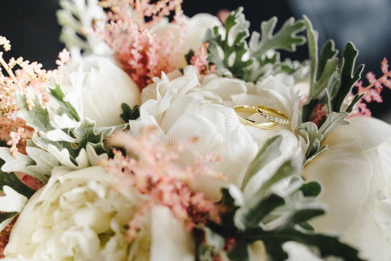 Trouwringen op het boeket royalty-vrije stock afbeelding
