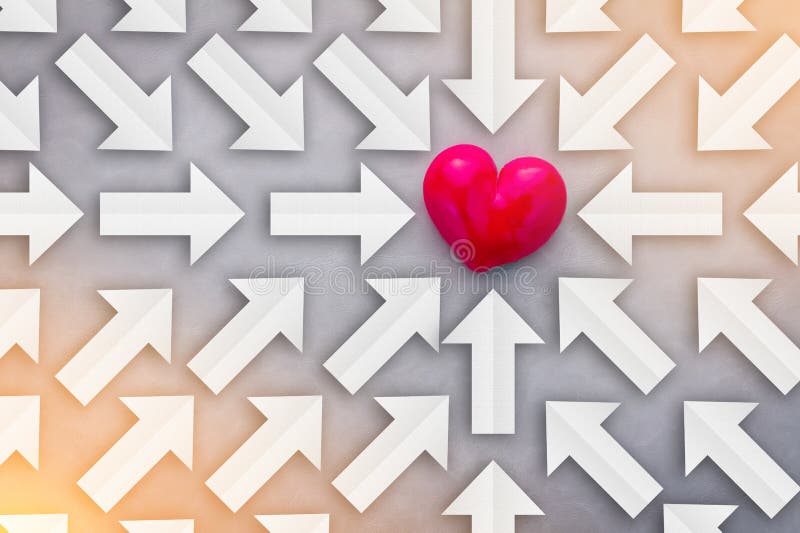 Trovando il concetto di amore con le frecce di carta indichi l'oggetto rosso del cuore illustrazione di stock Trovando il concetto di amore con le frecce di carta indichi l'oggetto rosso del cuore illustrazione di stock