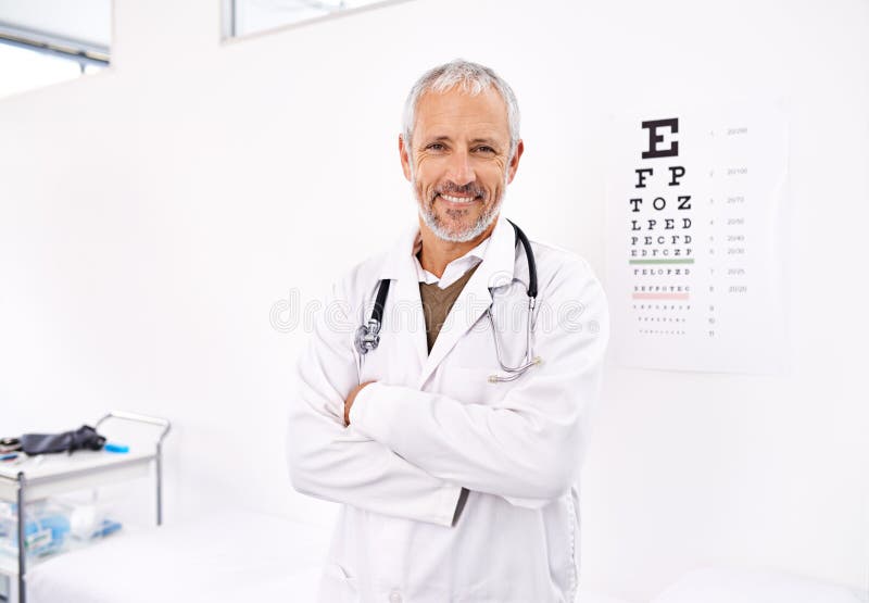 Troviamo il paio perfetto di occhiali per te. ritratto di un adulto optometrista maschio in piedi nel suo ufficio con un occhio fotografia stock