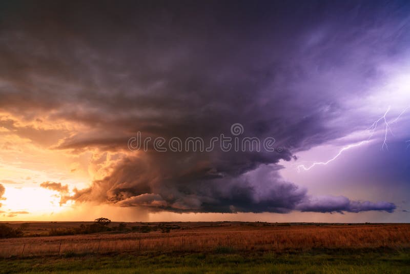 Tempestade supercélula com relâmpagos e nuvens de tempestade imagem de stock