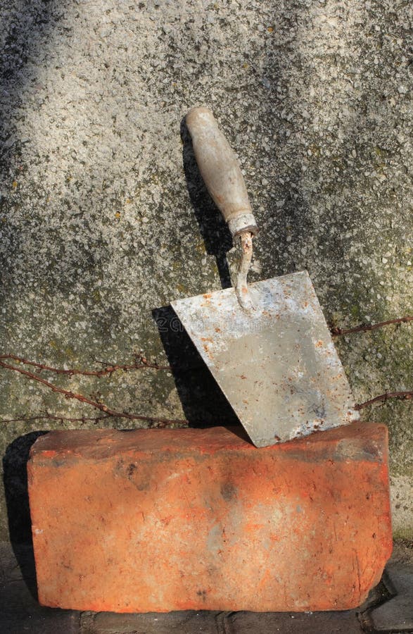 Trowel und Ziegelstein lizenzfreie stockfotografie Trowel und Ziegelstein lizenzfreie stockfotografie