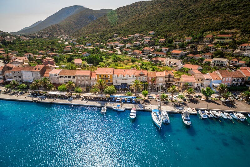 Trpanj waterfront aerial view peljesac peninsulac νότια κροατία. γραφικό παράκτιο χωριό με περίγραμμα με επένδυση στην παλάμη και στοκ εικόνες
