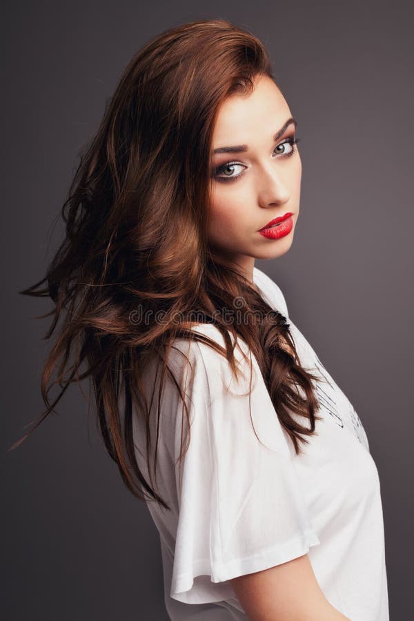 Trucco con rossetto rosso e ritratto di donna in studio per brillare di bellezza e cosmetici sicuri e femmine immagine stock libera da diritti