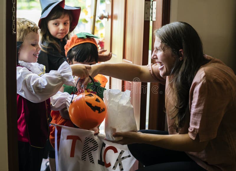 Trucco dei piccoli bambini o trattare su Halloween fotografia stock libera da diritti