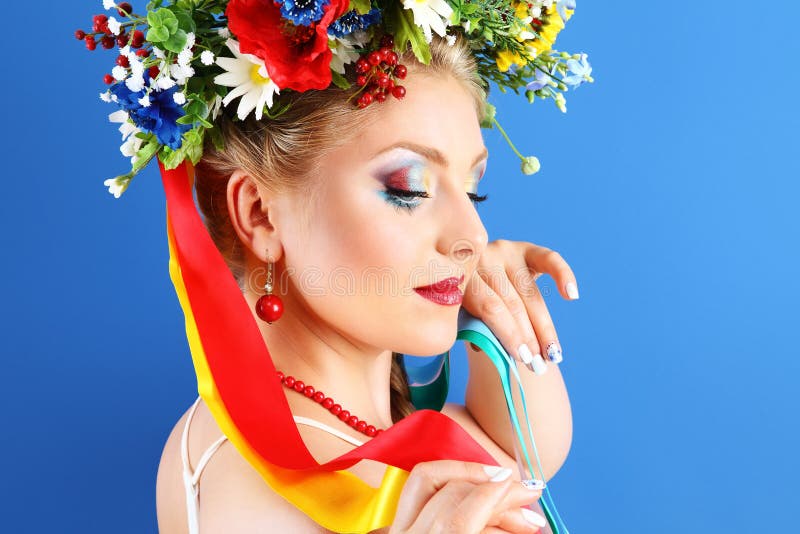Trucco della donna del ritratto con i fiori su fondo blu fotografie stock libere da diritti Trucco della donna del ritratto con i fiori su fondo blu fotografie stock libere da diritti