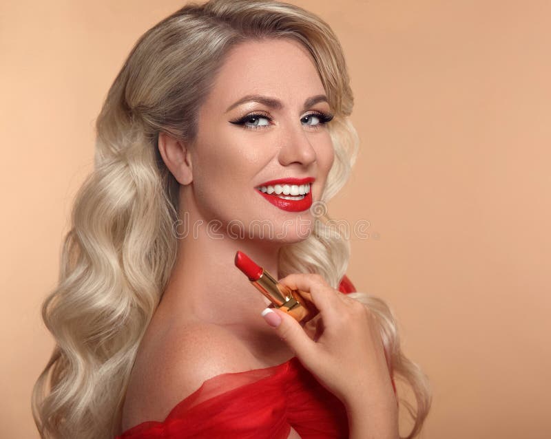 Trucco di bellezza Labbra rosse e sorriso Ritratto di fascino di modo della p fotografia stock Trucco di bellezza Labbra rosse e sorriso Ritratto di fascino di modo della p fotografia stock